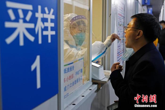 多地核酸檢測再降價,主動篩檢出陽性的有獎!-易網(wǎng)<a href=http://www.aoa7937.com/ target=_blank class=infotextkey>健康養(yǎng)生</a>網(wǎng) 多地核酸檢測再降價,主動篩檢出陽性的有獎!