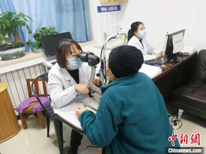 “僑愛心工程’”聚焦基層民生進蘭州社區 居民家門口享眼健康服務-易網健康<a href=http://www.aoa7937.com/jkys/ target=_blank class=infotextkey>養生</a>網 “僑愛心工程’”聚焦基層民生進蘭州社區 居民家門口享眼健康服務