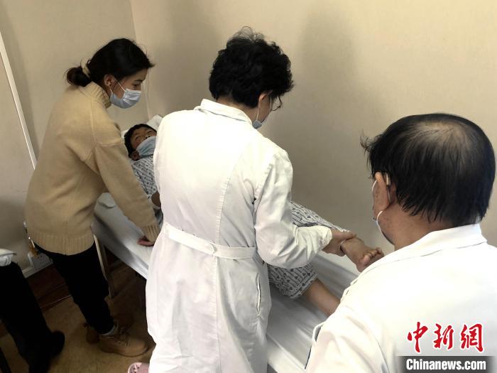 大骨節病公益項目:已為西藏244位大骨節病患者進行關節置換手術-易網<a href=http://www.aoa7937.com/ target=_blank class=infotextkey>健康養生</a>網 大骨節病公益項目:已為西藏244位大骨節病患者進行關節置換手術