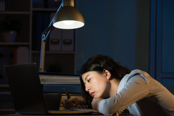 一到晚上就莫名其妙難過?夜晚更容易emo的科學原因找到了!-易網健康<a href=http://www.aoa7937.com/jkys/ target=_blank class=infotextkey>養生</a>網 一到晚上就莫名其妙難過?夜晚更容易emo的科學原因找到了!