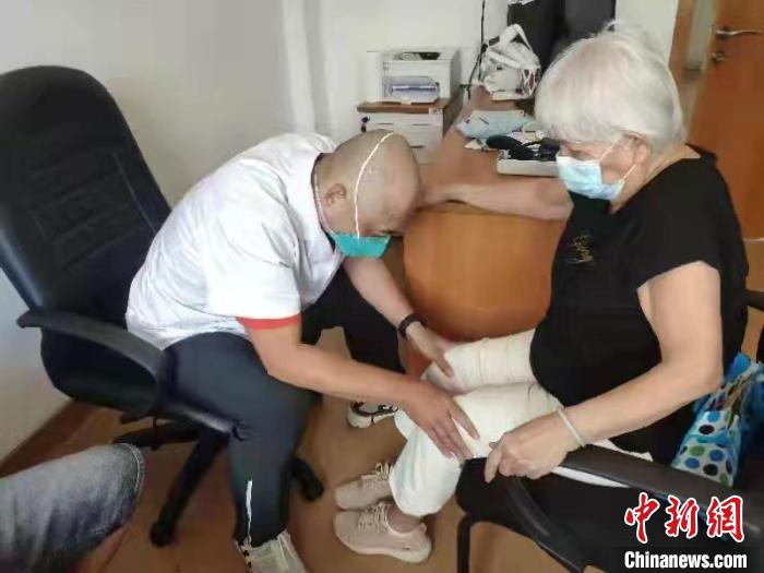 中華文化“瑰寶”中醫(yī)藥在毛里求斯綻放“健康之花”-易網(wǎng)健康<a href=http://www.aoa7937.com/jkys/ target=_blank class=infotextkey>養(yǎng)生</a>網(wǎng) 中華文化“瑰寶”中醫(yī)藥在毛里求斯綻放“健康之花”