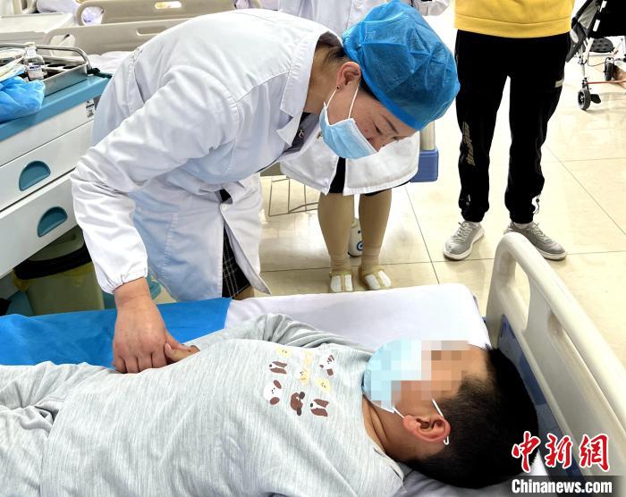 罕見(jiàn)病“靶向藥”納入“醫(yī)保”后在青海首次注射-易網(wǎng)<a href=http://www.aoa7937.com/ target=_blank class=infotextkey>健康養(yǎng)生</a>網(wǎng) 罕見(jiàn)病“靶向藥”納入“醫(yī)保”后在青海首次注射