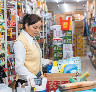 門店“觸網”機遇無限(體驗·走近身邊小商戶·新時代·追夢人)-易網健康<a href=http://www.aoa7937.com/jkys/ target=_blank class=infotextkey>養生</a>網 門店“觸網”機遇無限(體驗·走近身邊小商戶·新時代·追夢人)
