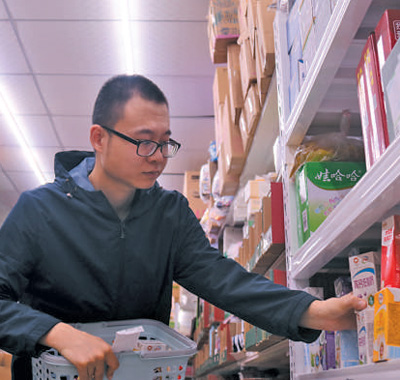 門店“觸網”機遇無限(體驗·走近身邊小商戶·新時代·追夢人)-易網<a href=http://www.aoa7937.com/ target=_blank class=infotextkey>健康養生</a>網 門店“觸網”機遇無限(體驗·走近身邊小商戶·新時代·追夢人)