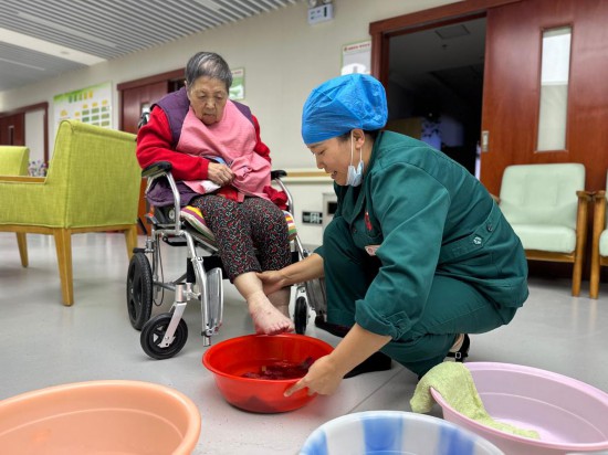 助力老年人家門口安享晚年——從地方兩會看養老服務體系建設