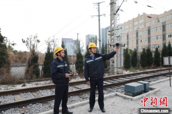 鐵路“CT醫生”：每天分析3000張照片 保障旅客出行安全