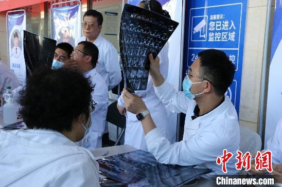 國家巡回醫療隊赴寧夏開展健康義診-易網<a href=http://www.aoa7937.com/ target=_blank class=infotextkey>健康養生</a>網 國家巡回醫療隊赴寧夏開展健康義診