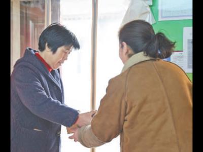 有了智能手機，67歲的高蓮翠學會網購年貨（民生一線·銀發經濟促消費）
