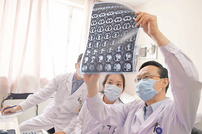潛心研究風濕診療方案(講述·一輩子一件事)-易網<a href=http://www.aoa7937.com/ target=_blank class=infotextkey>健康養生</a>網 潛心研究風濕診療方案(講述·一輩子一件事)