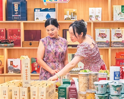 上半年消費市場保持平穩增長態勢-易網健康<a href=http://www.aoa7937.com/jkys/ target=_blank class=infotextkey>養生</a>網 上半年消費市場保持平穩增長態勢