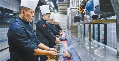 干了30多年，“俺也是國家認(rèn)證的燒烤料理師啦”（身邊的新鮮事）