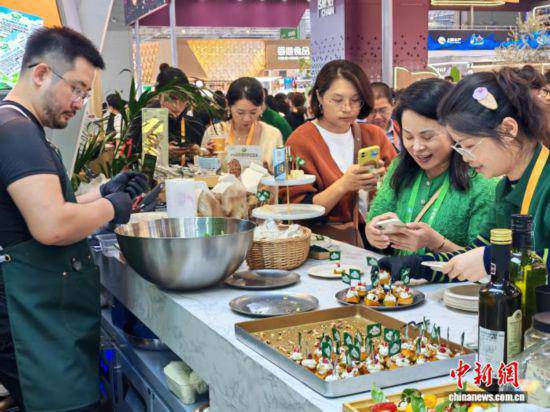 (第八屆進博會)“健康中國”向全球敞開機遇大門-易網健康<a href=http://www.aoa7937.com/jkys/ target=_blank class=infotextkey>養生</a>網 (第八屆進博會)“健康中國”向全球敞開機遇大門
