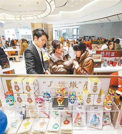 走進(jìn)免稅店看消費(fèi)新潮流（財(cái)經(jīng)眼）