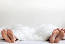 研究：睡眠不足危害大 可通過睡懶覺彌補