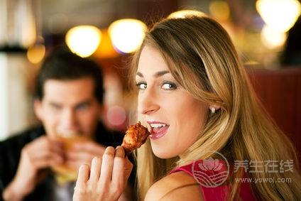 如何預防口臭？這4種食物吃了會口臭