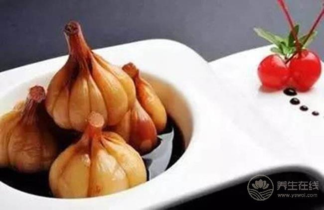 醋泡大蒜有很多養(yǎng)生功效，但是3類人不適合吃