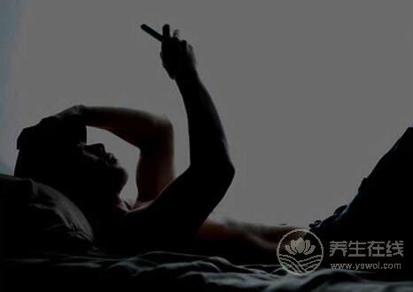熬夜玩手機好嗎夜里玩手機這些你一定要注意