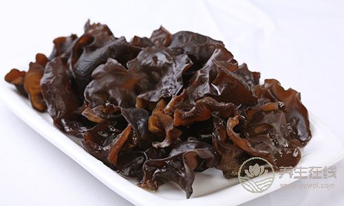 5種食物幫助身體排毒，長痘、臉色暗黃都需要