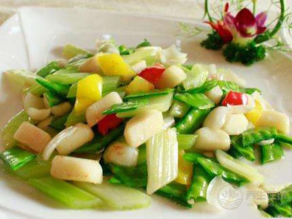 上火喉嚨痛別著急吃藥，先試試幾種食物