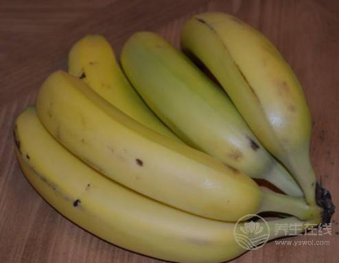 儲存香蕉不變色、不長黑斑的妙招，學了總能用得到