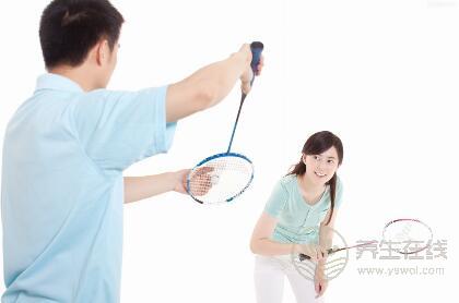 打羽毛球的好處打羽毛球應該注意什么