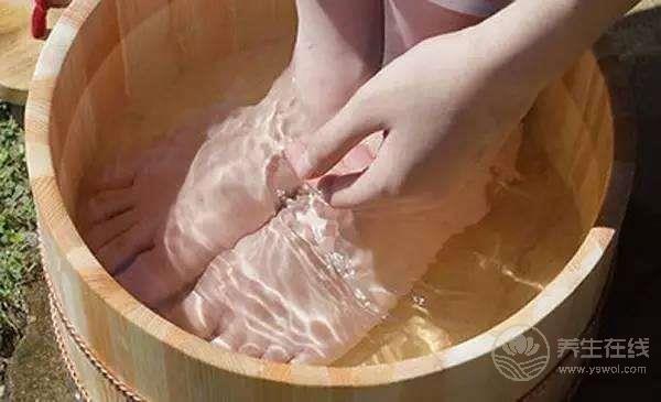 喜歡泡腳的人注意:3種人最好不要泡腳 喜歡泡腳的人注意:3種人最好不要泡腳