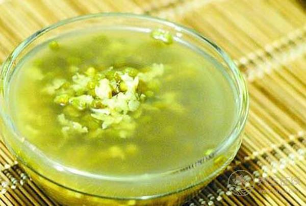上火喉嚨痛別著急吃藥，先試試幾種食物