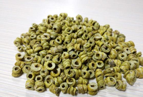 被譽(yù)為“中華九大仙草”之一的石斛，泡水喝有什么作用
