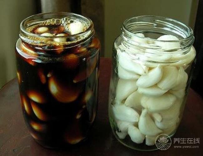 醋泡大蒜有很多養(yǎng)生功效，但是3類人不適合吃