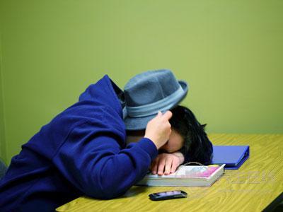 這些情況說明你睡眠不足，可常吃這幾種食物