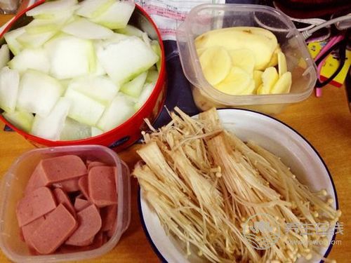 吃火鍋少不了金針菇,但是很多人吃法是錯的 吃火鍋少不了金針菇,但是很多人吃法是錯的