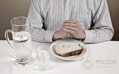 吃飯時喝水小心這些害處