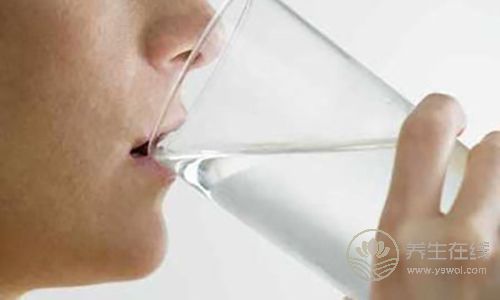 早晨該不該空腹喝水？