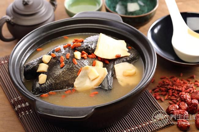 滋補烏骨雞的<a href=http://www.aoa7937.com/jkys/ target=_blank class=infotextkey>養生</a>功效 滋補烏骨雞的養生功效