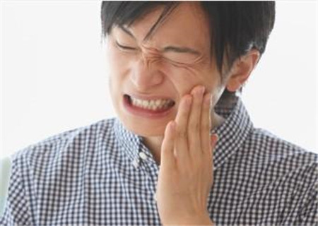 牙齒一碰到?jīng)鏊吞垡约把例X過敏的原因