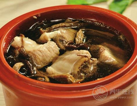 茶樹菇排骨湯的做法 茶樹菇的營養價值-易網<a href=http://www.aoa7937.com/ target=_blank class=infotextkey>健康養生</a>網 茶樹菇排骨湯的做法 茶樹菇的營養價值