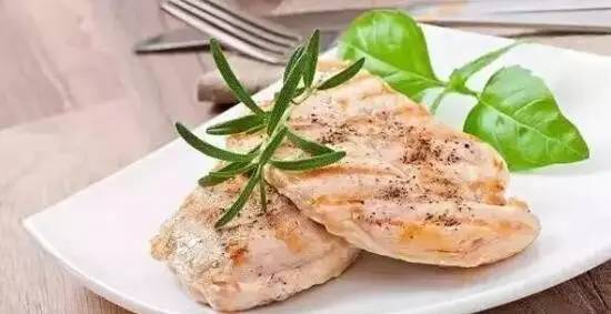 水煮雞胸肉應(yīng)該如何定制減肥食譜
