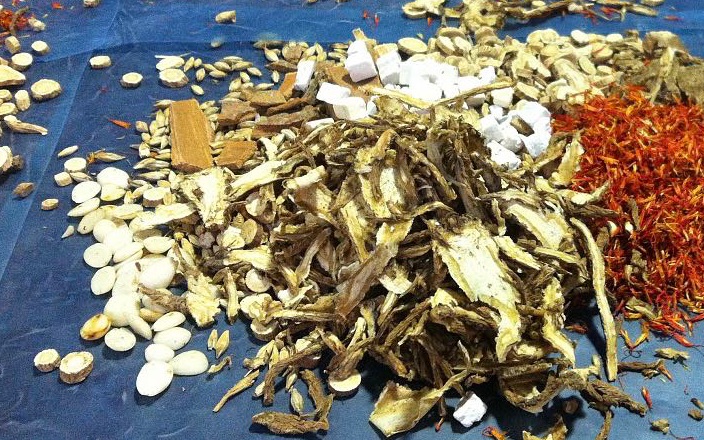 做艾灸、練八段錦、煮壺代茶飲 足不出戶做防護