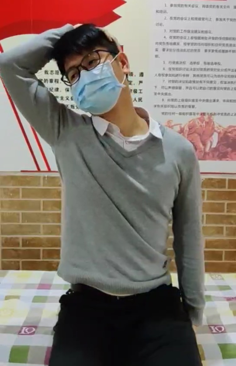 @低頭族、久坐族:起立!快來一起做做操-易網(wǎng)<a href=http://www.aoa7937.com/ target=_blank class=infotextkey>健康養(yǎng)生</a>網(wǎng) @低頭族、久坐族:起立!快來一起做做操