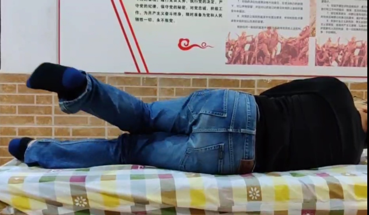 @低頭族、久坐族:起立!快來一起做做操-易網(wǎng)健康養(yǎng)生網(wǎng) @低頭族、久坐族:起立!快來一起做做操