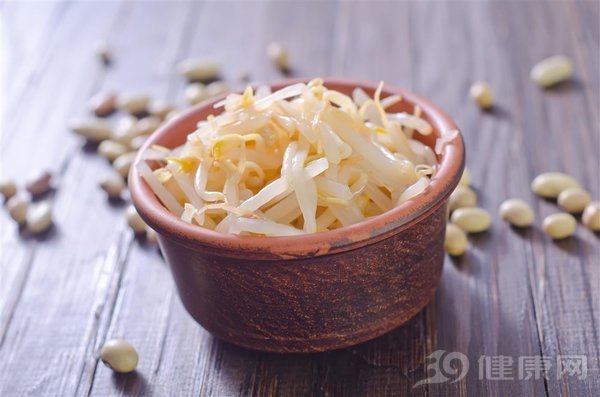黃豆芽雖不起眼,但卻能美容還能防病-易網健康<a href=http://www.aoa7937.com/jkys/ target=_blank class=infotextkey>養生</a>網 黃豆芽雖不起眼,但卻能美容還能防病