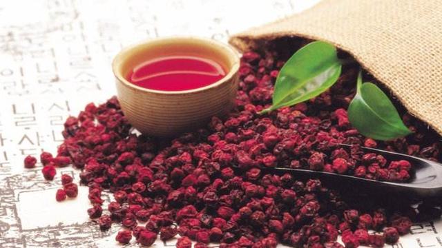 這二種原材料泡水喝，滋腎護(hù)肝補(bǔ)心，益壽延年！中老年人爸爸最必須