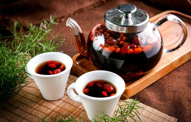 這二種原材料泡水喝，滋腎護(hù)肝補(bǔ)心，益壽延年！中老年人爸爸最必須