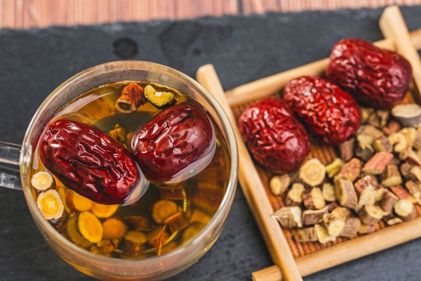 干紅棗助濕還是祛濕 紅棗泡水喝會加重濕氣嗎-易網<a href=http://www.aoa7937.com/ target=_blank class=infotextkey>健康養生</a>網 干紅棗助濕還是祛濕 紅棗泡水喝會加重濕氣嗎