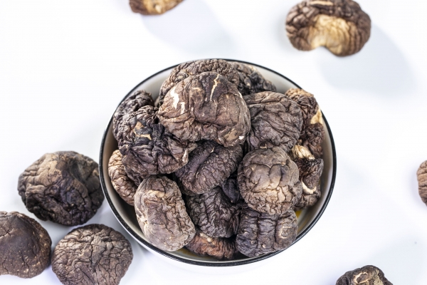 干香菇發(fā)霉了洗了還能吃嗎 干香菇發(fā)霉曬一下還可以吃嗎-易網(wǎng)<a href=http://www.aoa7937.com/ target=_blank class=infotextkey>健康養(yǎng)生</a>網(wǎng) 干香菇發(fā)霉了洗了還能吃嗎 干香菇發(fā)霉曬一下還可以吃嗎