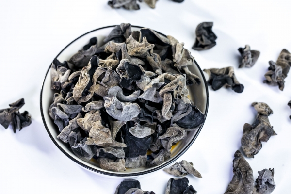 黑木耳泡了一天一夜還能吃嗎 黑木耳泡多久有毒
