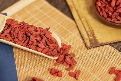 長期干嚼枸杞子親身經(jīng)歷 干嚼枸杞子的4大好處-易網(wǎng)健康<a href=http://www.aoa7937.com/jkys/ target=_blank class=infotextkey>養(yǎng)生</a>網(wǎng) 長期干嚼枸杞子親身經(jīng)歷 干嚼枸杞子的4大好處