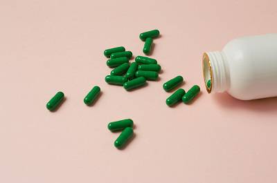 三種人不宜吃胺碘酮的原因 亂吃胺碘酮竟然會(huì)肺纖維化-易網(wǎng)健康<a href=http://www.aoa7937.com/jkys/ target=_blank class=infotextkey>養(yǎng)生</a>網(wǎng) 三種人不宜吃胺碘酮的原因 亂吃胺碘酮竟然會(huì)肺纖維化