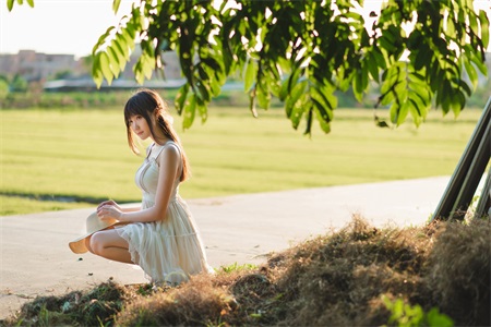 同學聚會朋友的未婚妻蹭我大腿 晚上喝醉酒來敲門尋歡作樂