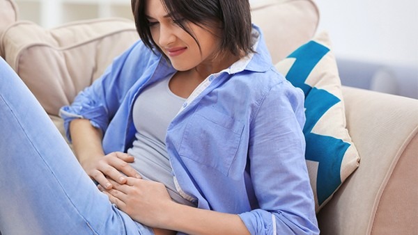 女性肚子右邊疼是怎么回事 右腹疼痛可能是3種情況引發的